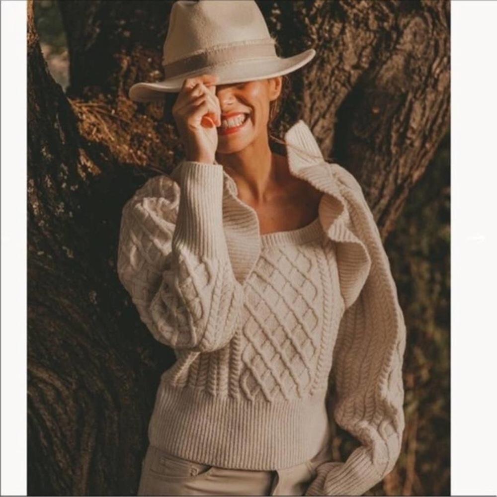 H&M Bloggers Favorite Flounce Ruffle Cropped Knit Sweater in Oatmeal Size Small